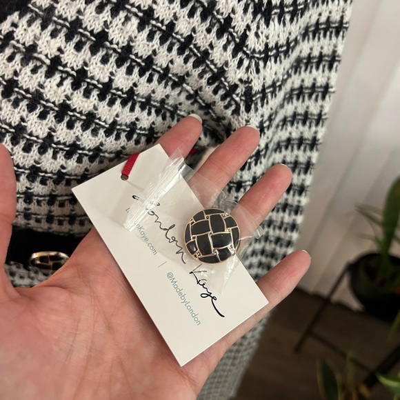 ✨ NWT London Kaye Cropped Cardigan Black & White Knit, Small ✨ - Picture 6 of 7